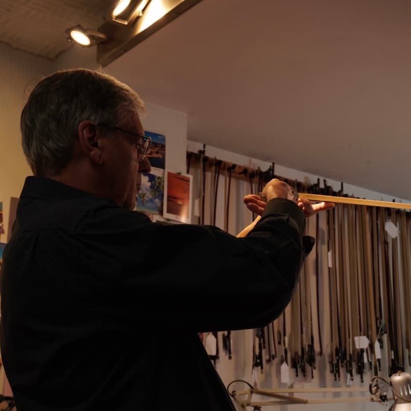 Alysio de Mattos sighting along a bow stick